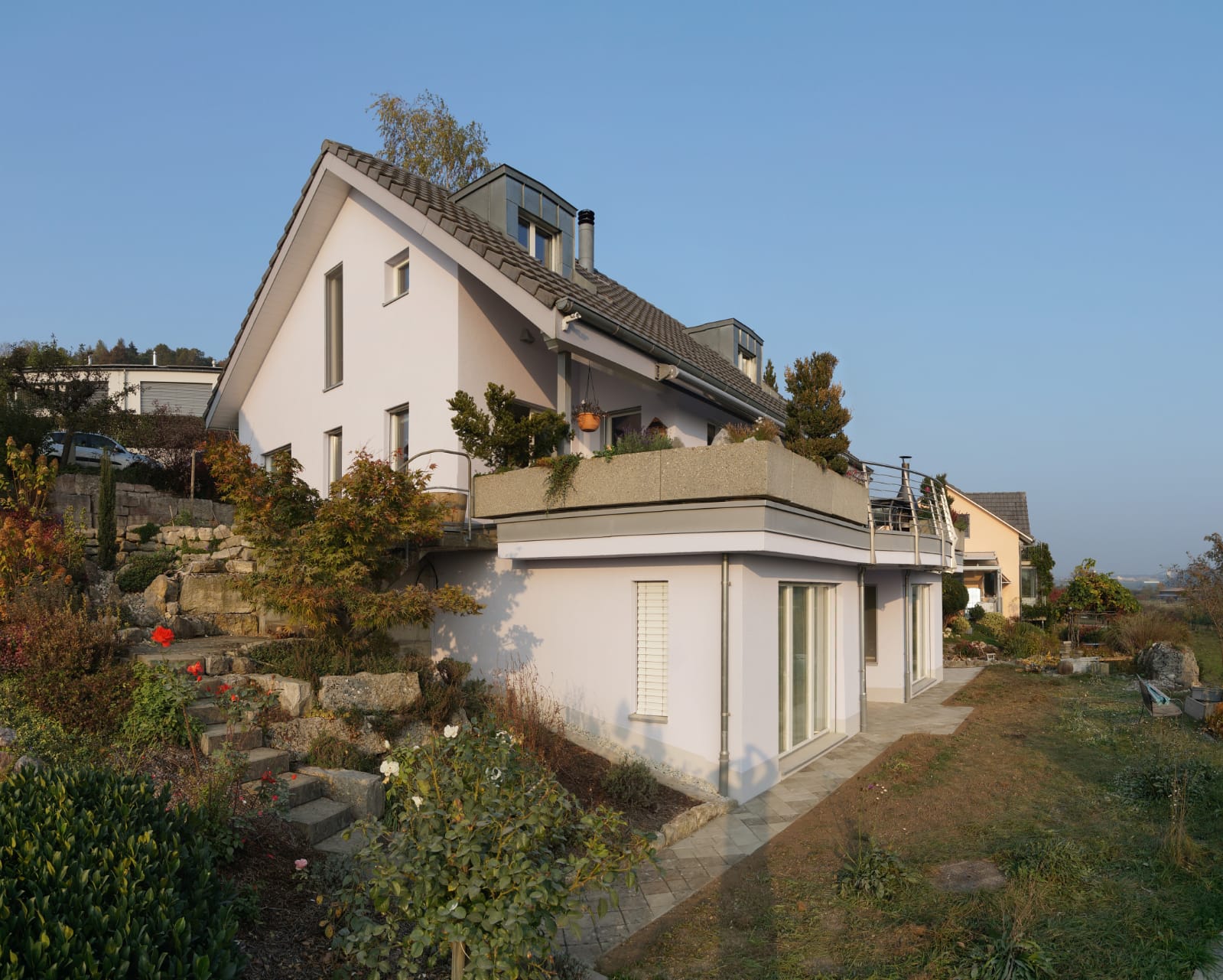 Einfamilienhaus mit frisch gestrichener weisser Fassade