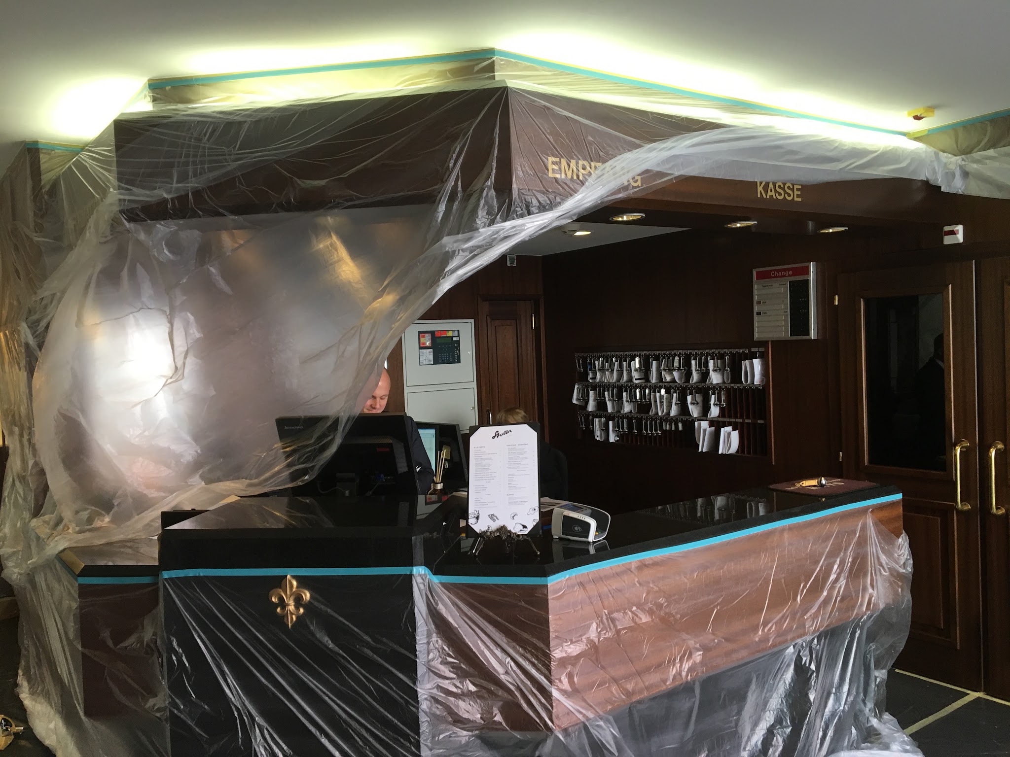 Abgedeckter Empfangstresen bei der Renovation eines Lokals