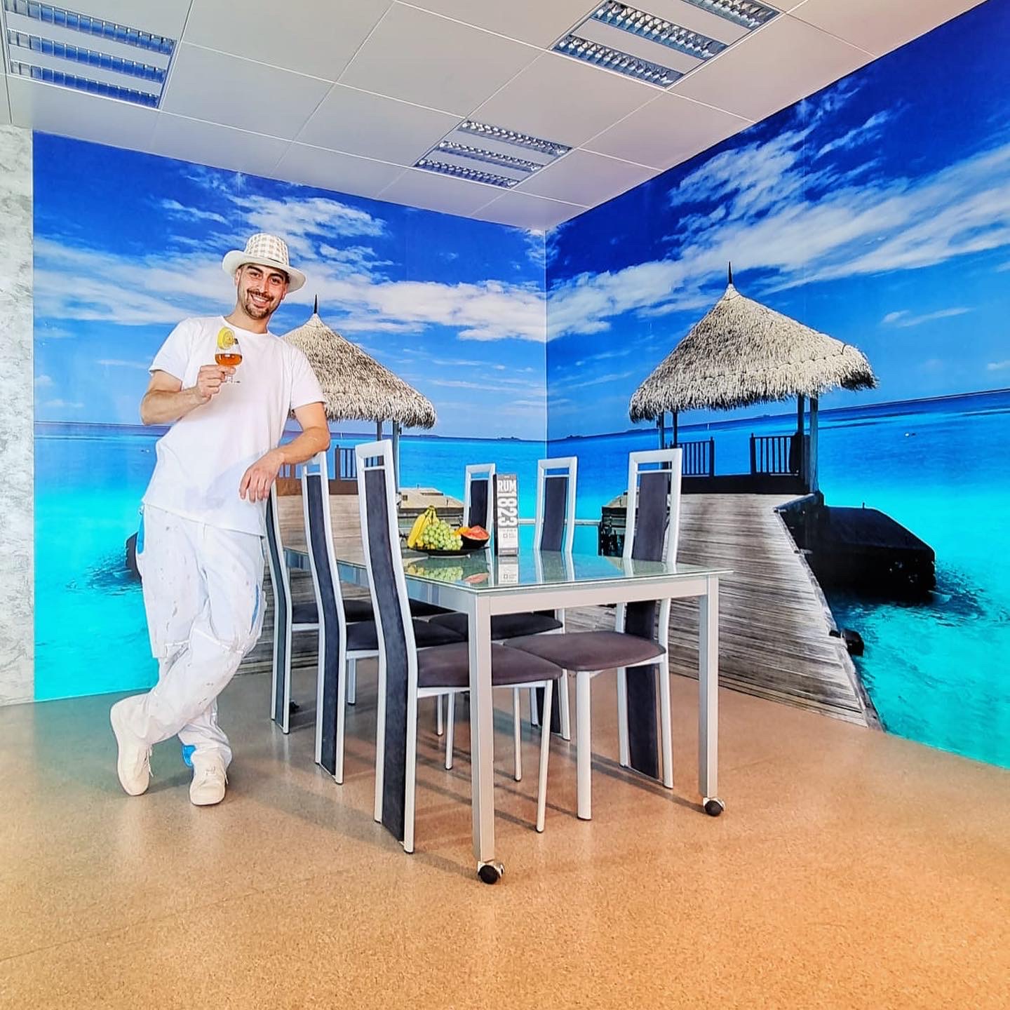 Maler in weissen Overalls vor einer Fototapete im Büroraum